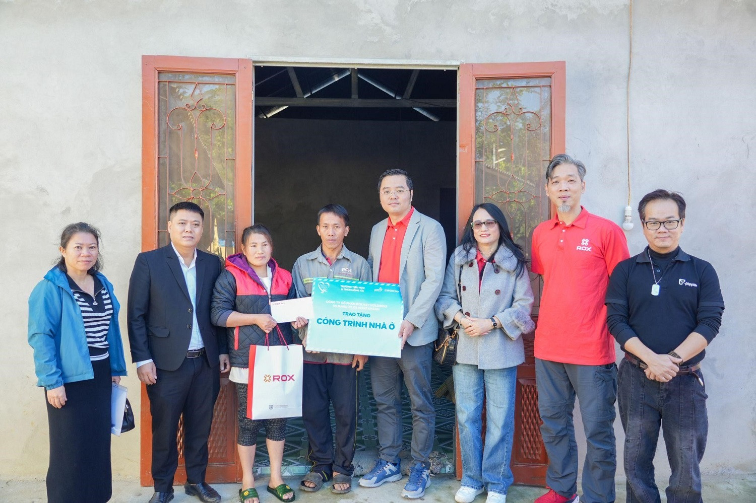 Trao tặng công trình nhà ở cho các hộ đặc biệt khó khăn.jpg