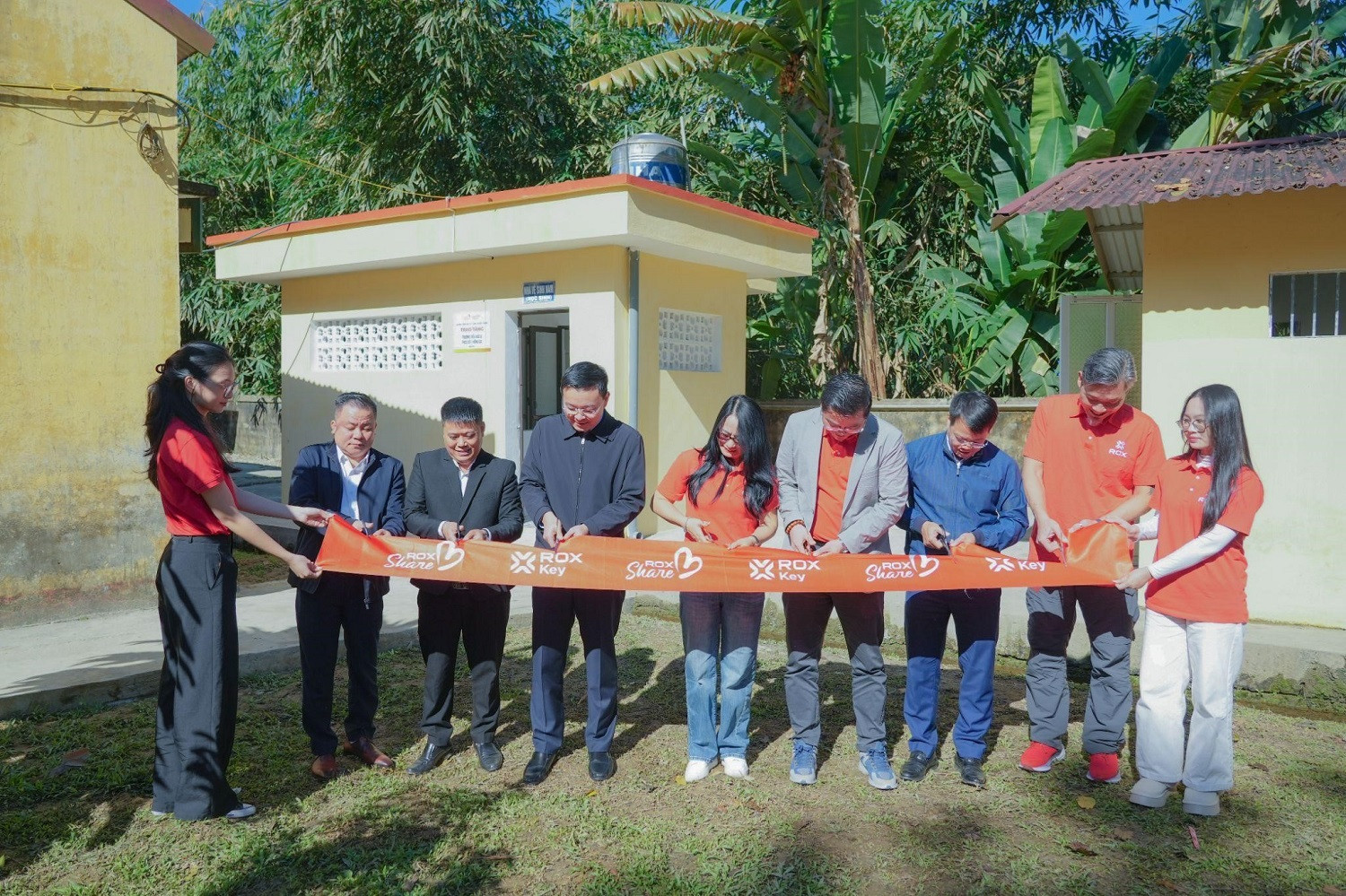 Đại diện ROX Key cắt băng khánh thành công trình học đường tại trường Hồng Ca.jpg